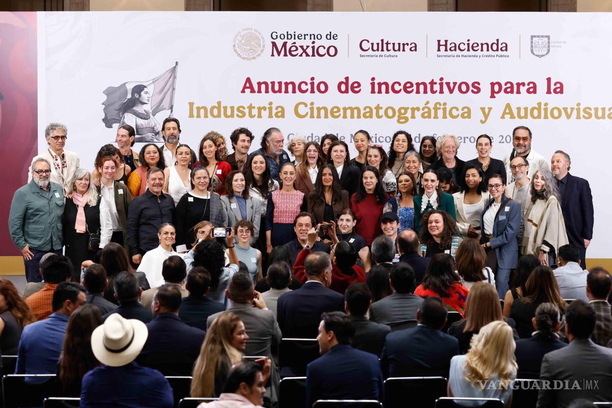 $!La presidenta de México, Claudia Sheinbaum, junto a la actriz de Hollywood, Salma Hayek, anunciaron incentivos económicos para el desarrollo de la industria cinematográfica y audiovisual