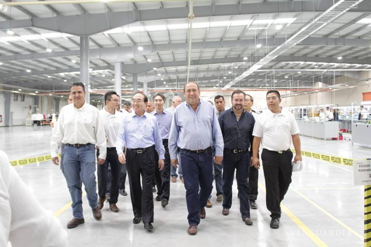 Gobernador y alcalde de Monclova recorren instalaciones de INFAC