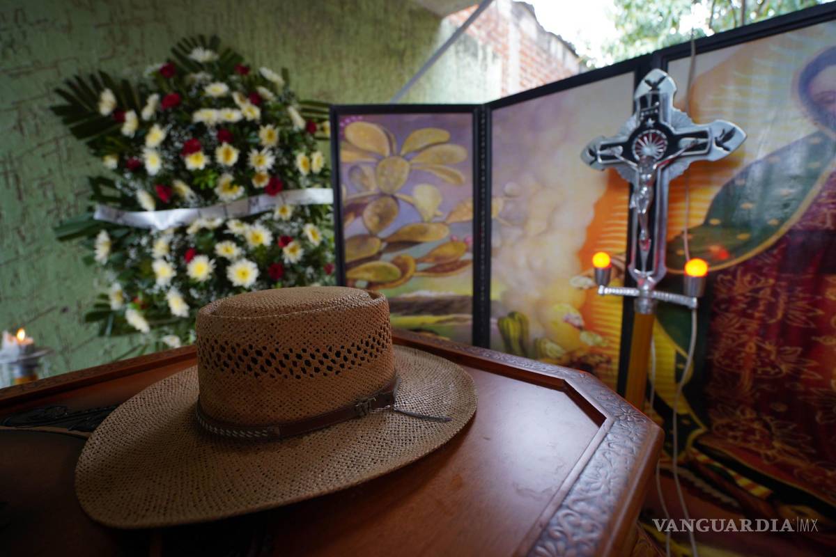 $!El cuerpo fue velado en su casa pese a las amenazas de muerte a su familia, al pie del ataúd se colocó una foto de Hipólito Mora con la frase “nosotros nos levantamos porque ya no teníamos nada que perder”.