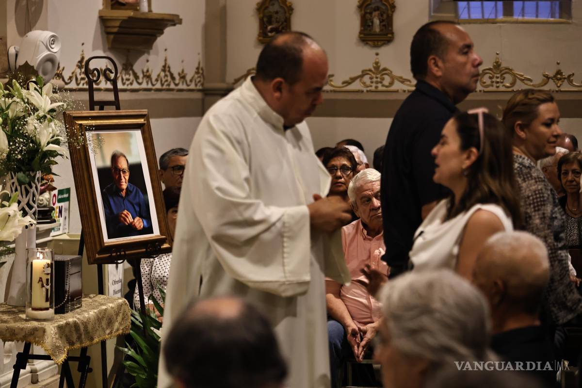 $!Una fotografía de Rafael Cabral acompañó la ceremonia religiosa celebrada este domingo en su memoria.