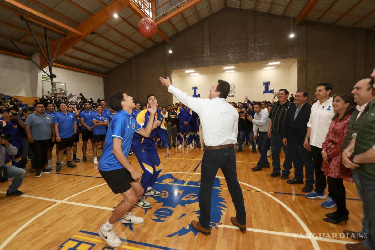 $!La bola entre dos fue lanzada por el alcalde Javier Díaz.