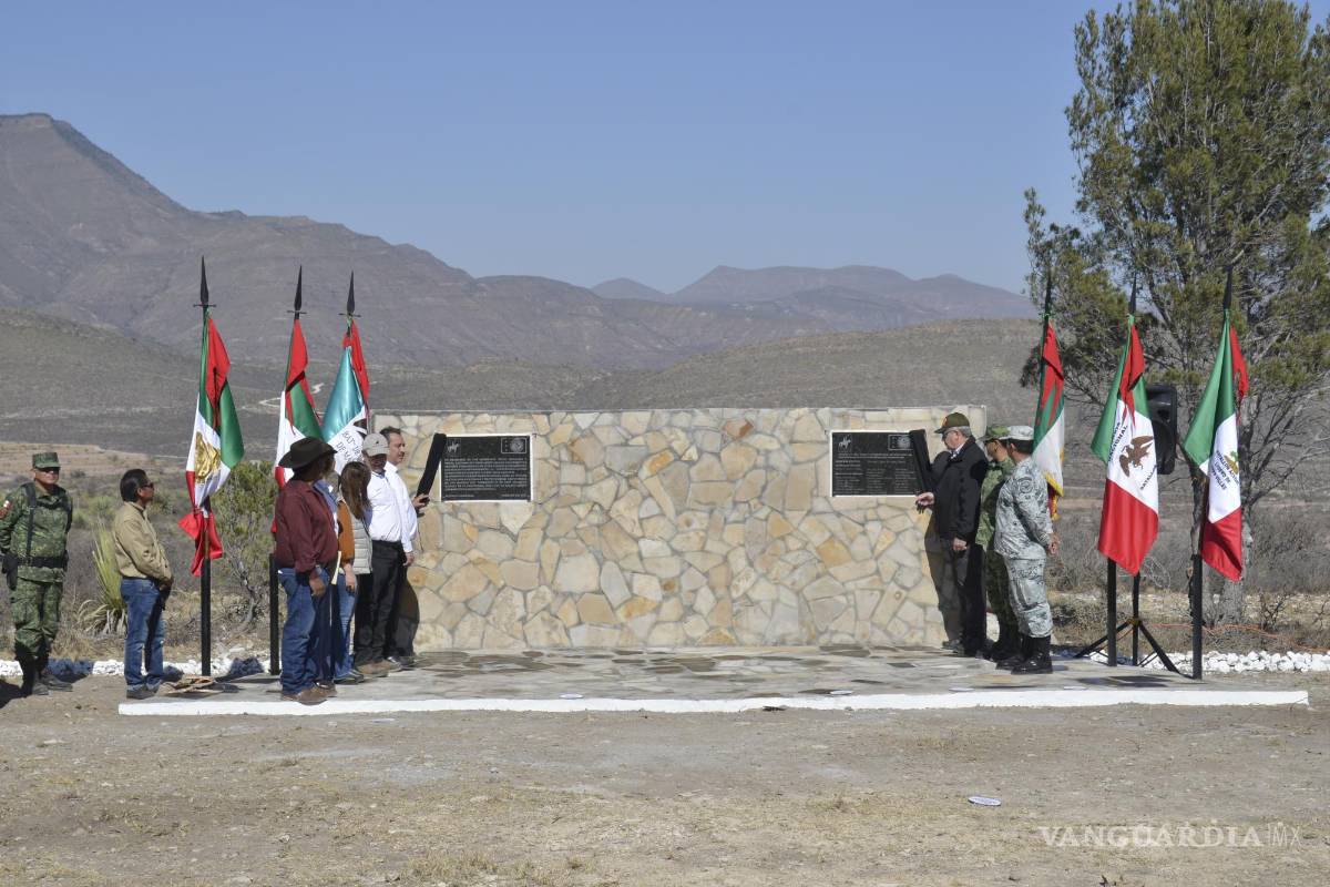 $!Autoridades y miembros del patronato colocaron ofrendas florales en honor de las personas que participaron en esta batalla.