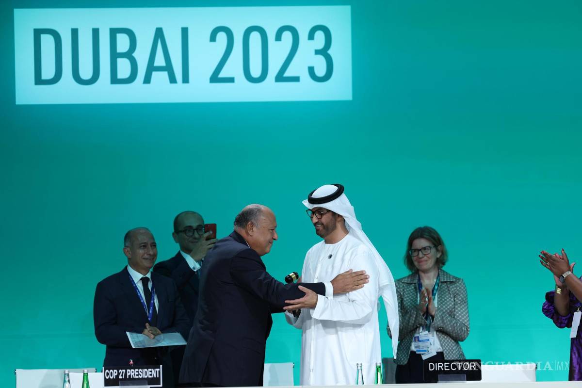 $!Sameh Shoukry (i), presidente de la cumbre climática COP27 y Ministro de Asuntos Exteriores egipcio, y el Dr. Sultan Ahmed Al Jaber (d), Presidente de la COP28.
