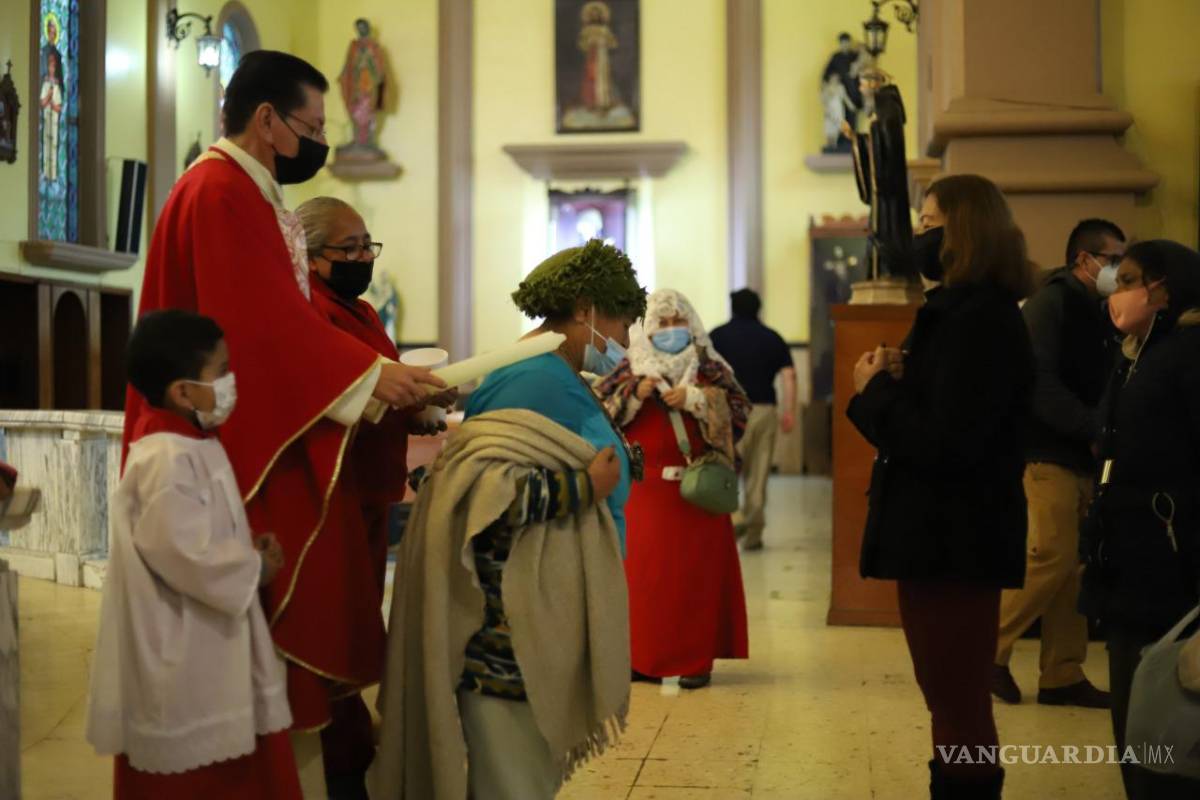 Realizan bendición de gargantas en Saltillo; ‘también es vacuna contra el COVID-19’, dicen feligreses