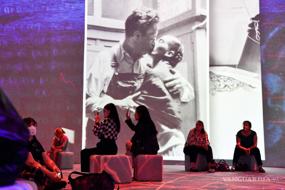 $!Visitantes ven obras de arte en vivo durante la inauguración de Frida Kahlo: The Life of an Icon, como parte del Festival de Sydney 2023, en Sydney, Australia.