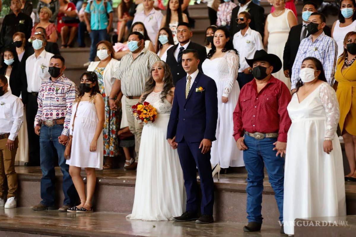 $!Al término de la entrega de actas de matrimonio, el Gobierno Municipal y el DIF Saltillo, sortearon premios entre las parejas.