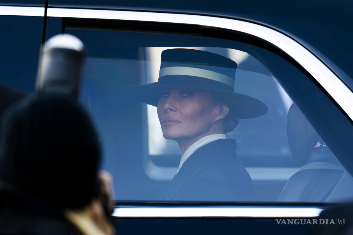 $!La primera dama Melania Trump se prepara para salir del Capitolio después de las ceremonias de inauguración en Washington el 20 de enero de 2025.