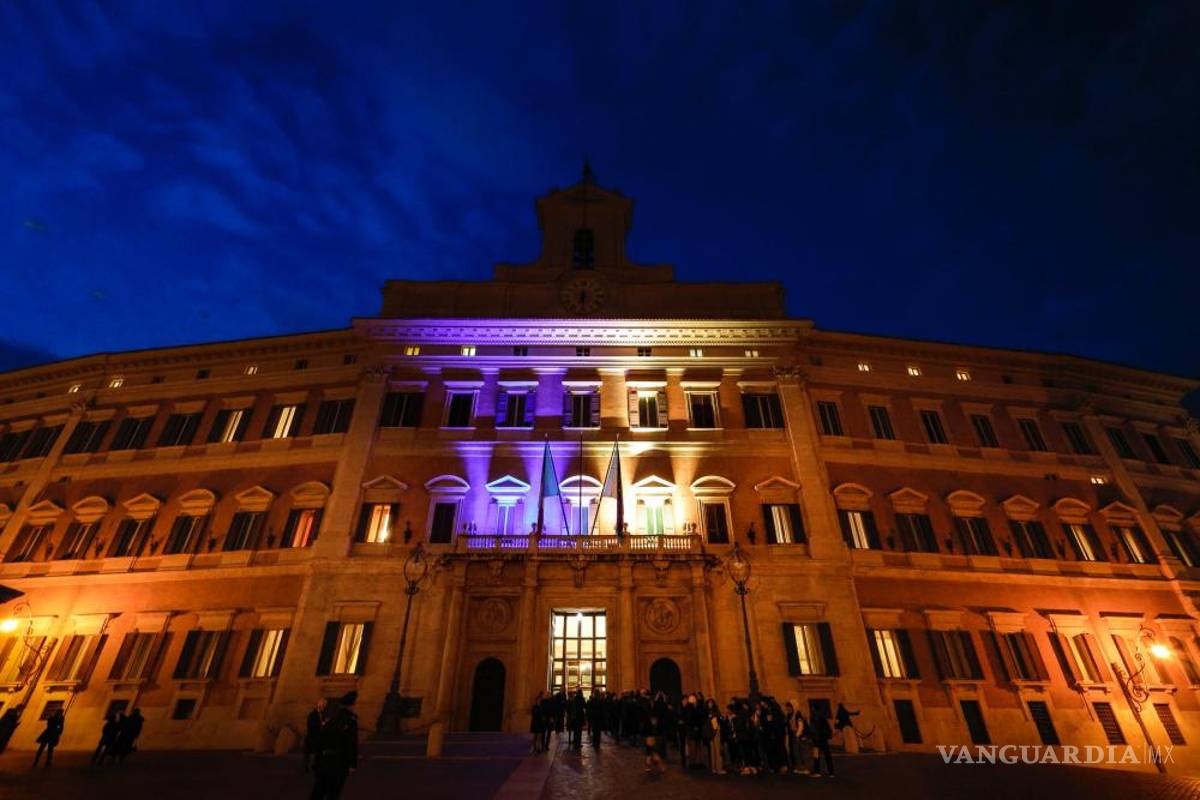 Por el aniversario del primer año de la guerra en Ucrania, instituciones y monumentos se iluminan de bandera ucraniana