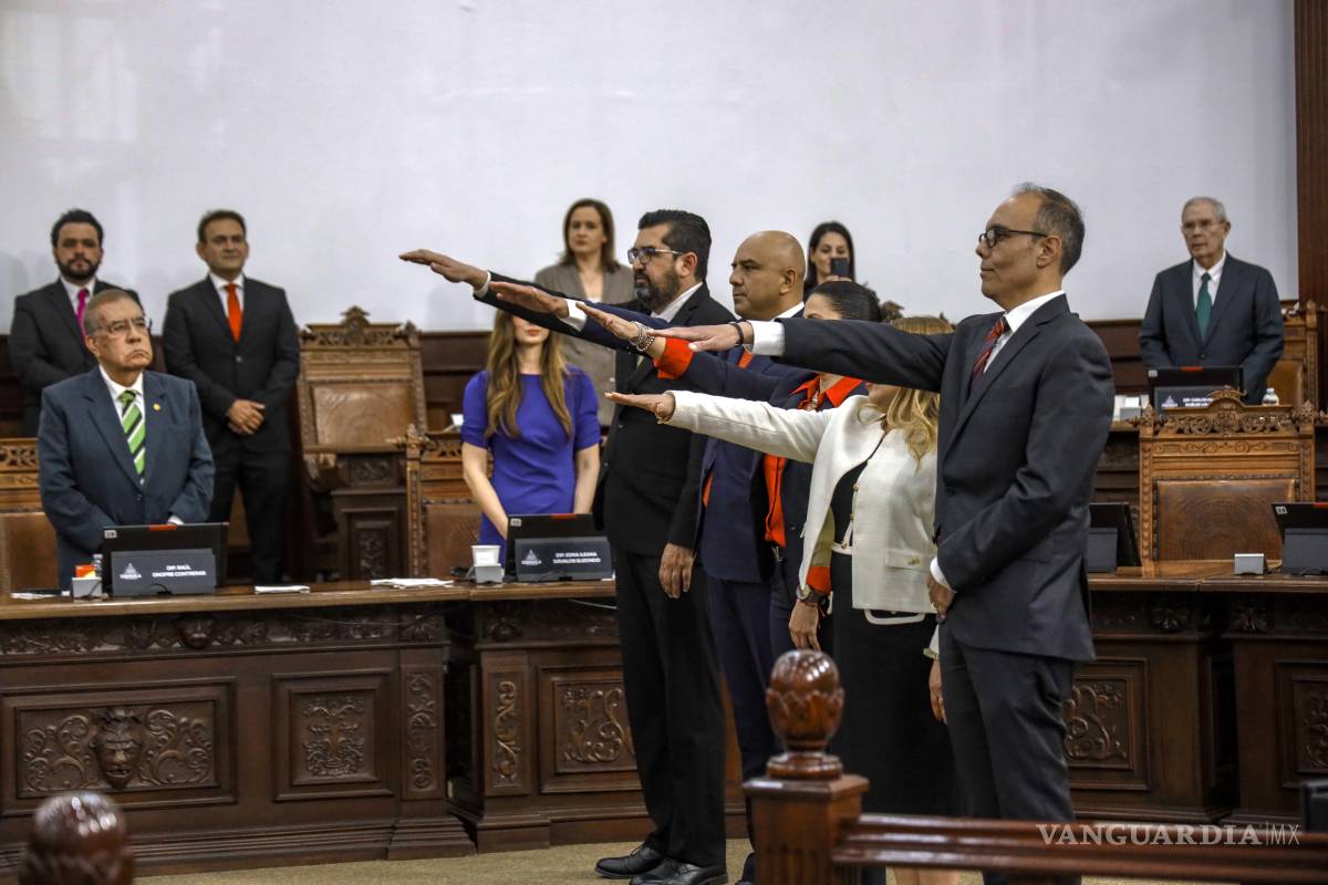 $!Toman protesta ante el Congreso del Estado.