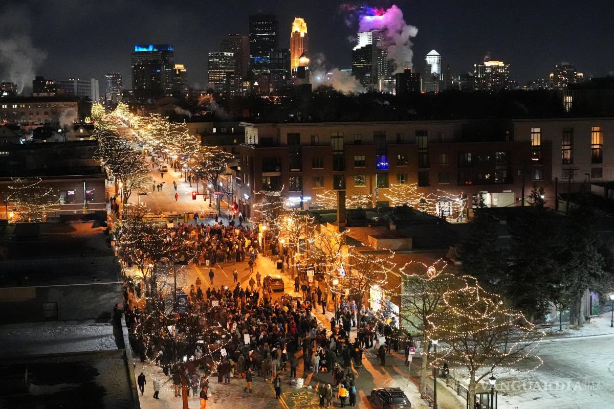 $!Personas se congregan durante una vigilia en memoria de Alex Pretti, de 37 años, quien fue asesinado a tiros por un agente de la Patrulla Fronteriza en Minneapolis.