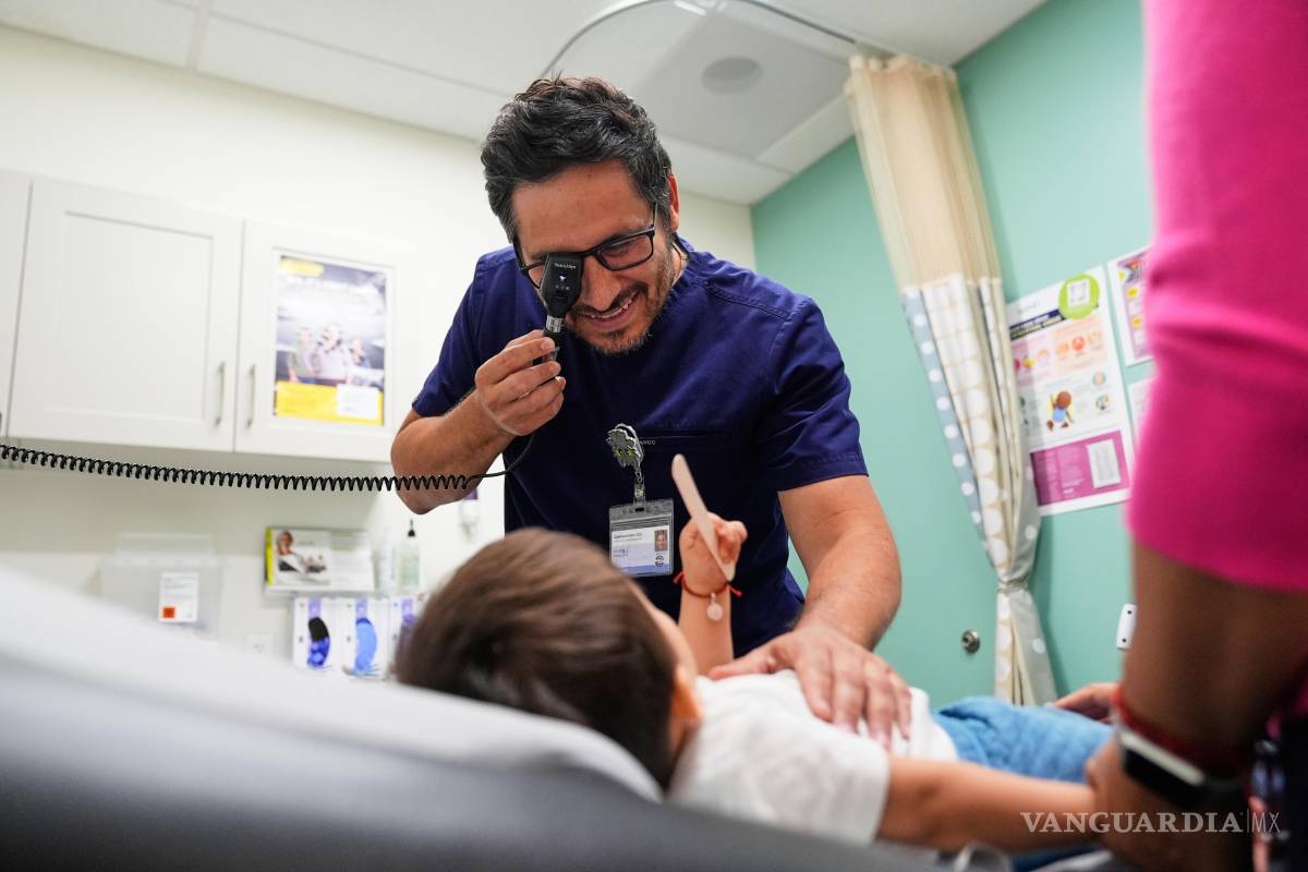 $!El pediatra Irving Phillips examina a un niño de 16 meses en una clínica de CommuniCARE+OLE, el 26 de junio de 2025, en Davis, California.
