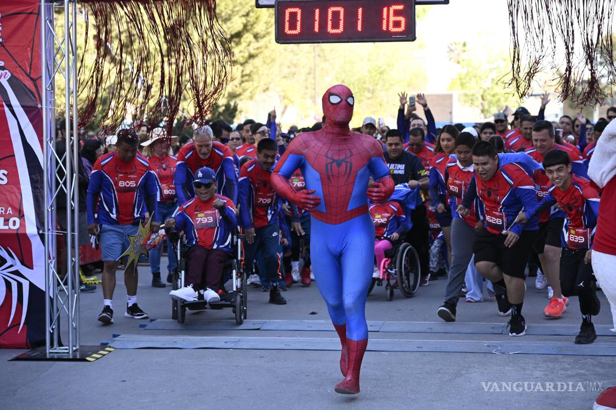 $!Spider-Man y Felizardo animaron a los participantes durante el arranque de la carrera.