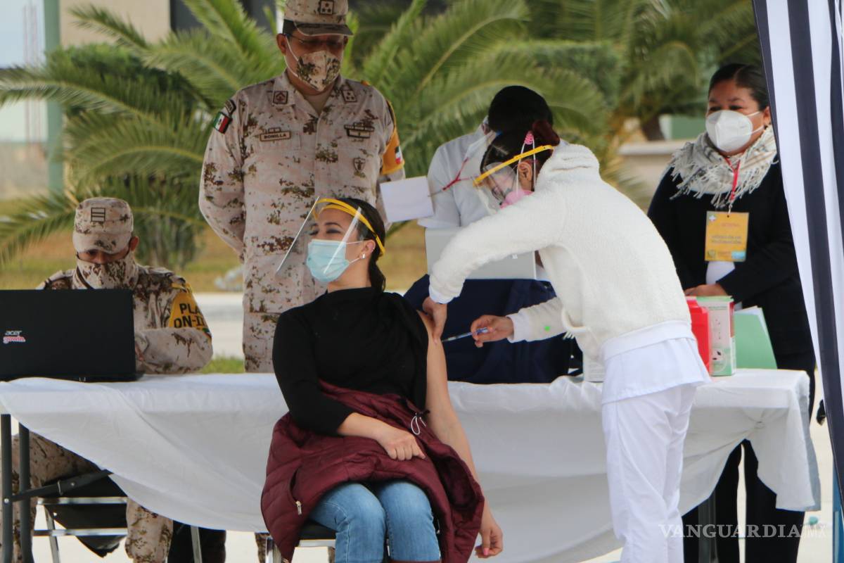 Vacunan contra COVID-19 al personal de Salud del norte de Coahuila
