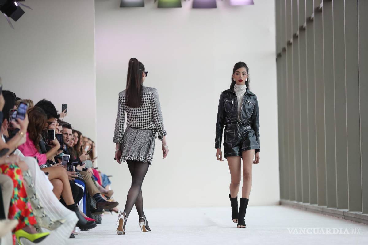 $!Una modelo luce creaciones de la diseñadora mexicana Vero Díaz en el segundo día de actividades del Mercedes-Benz Fashion Week, en Ciudad de México.