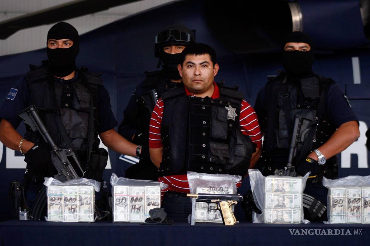 $!MÉXICO, D.F., 07NOVIEMBRE2008.- Jaime González Durán alias El Hummer presunto líder y fundador de los Zetas fue detenido en Reynosa, Tamaulipas, por elementos de la Policía Federeral, por la tarde llegó al aeropuerto de la PFP y fue presentado a los medios de la comunicación junto con armas y dolares. FOTO: EDUARDO JIMENEZ/CUARTOSCURO.COM
