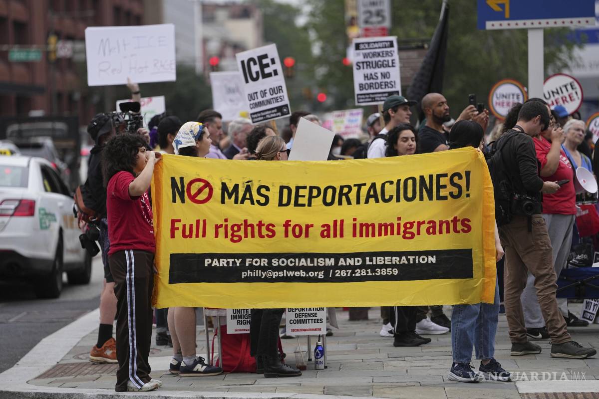 $!Protesta por el despliegue de la Guardia Nacional en Los Ángeles y la detención del líder sindical David Huerta cerca del Independence Hall en Filadelfia.