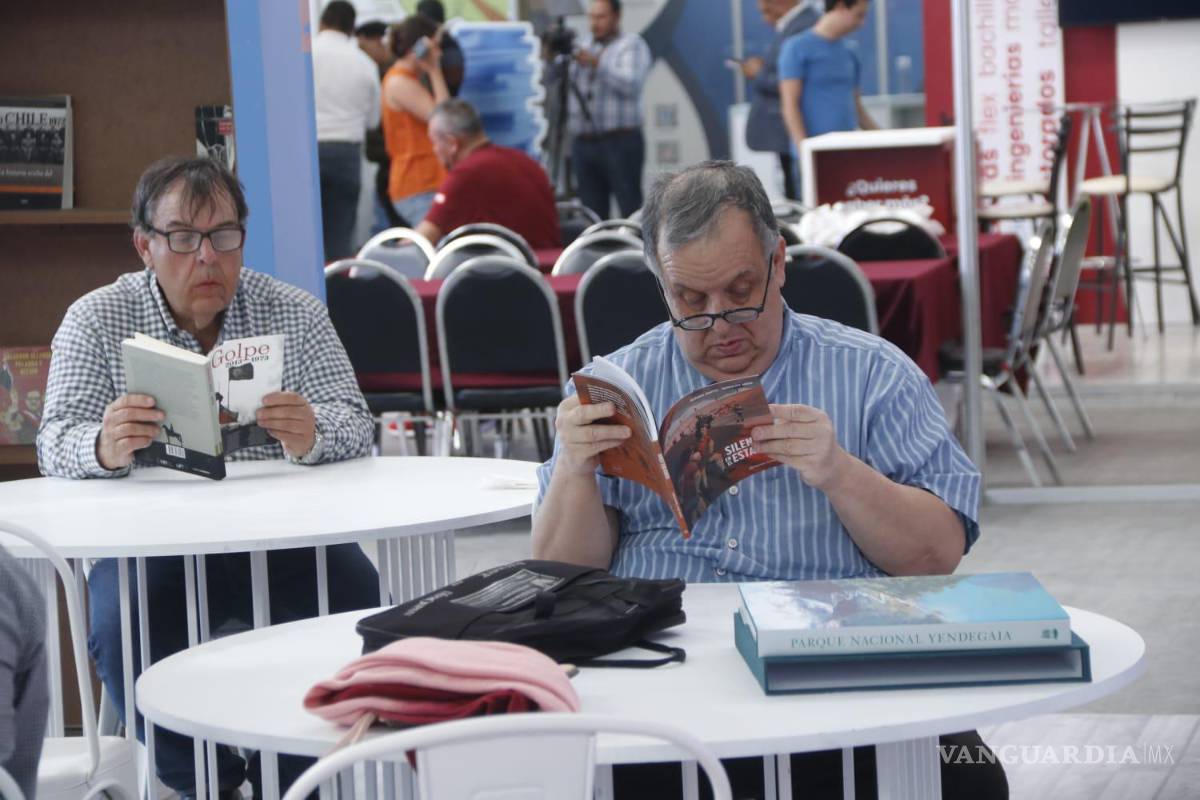 $!El stand cuenta con mesas para que puedas disfrutar de la oferta literaria que trajo el país invitado.