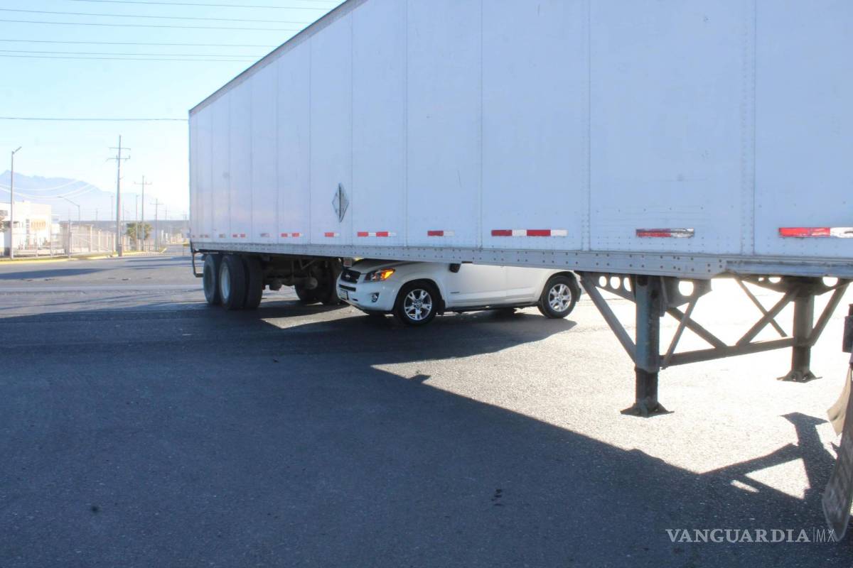 Sobrevive de milagro; se mete abajo de tráiler en el Libramiento OFT