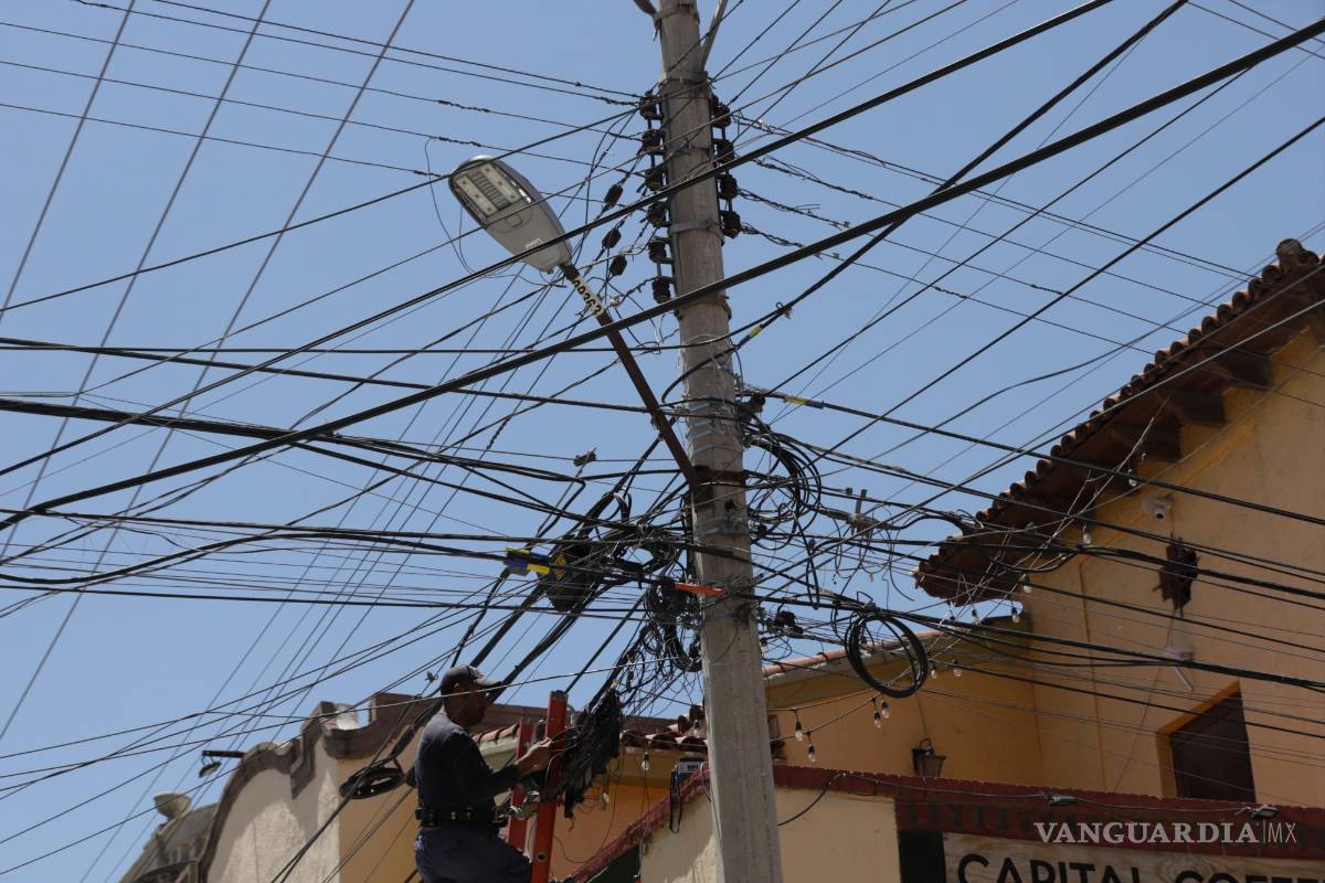$!En otras ciudades del país se ha avanzado en acuerdos para que no se tengan estas imágenes de telarañas de cableado.