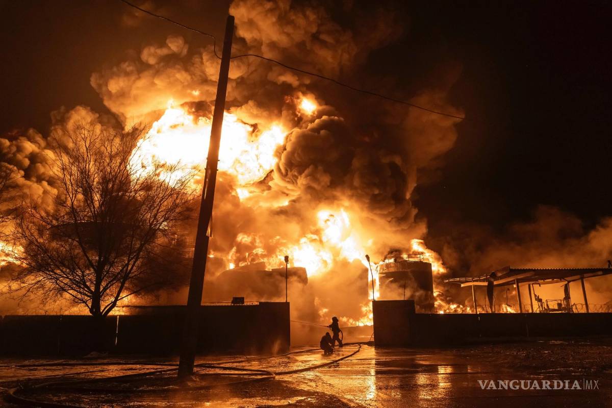 $!Los bomberos extinguen un incendio después de un ataque ruso a un barrio residencial en Kharkiv, Ucrania, el sábado 10 de febrero de 2024.