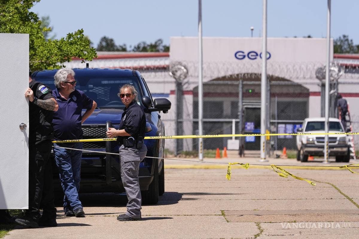 $!Personal de seguridad vigila el Centro de Procesamiento de ICE de Luisiana Central en una audiencia de Mahmoud Khalil, un activista de la Universidad de Columbia
