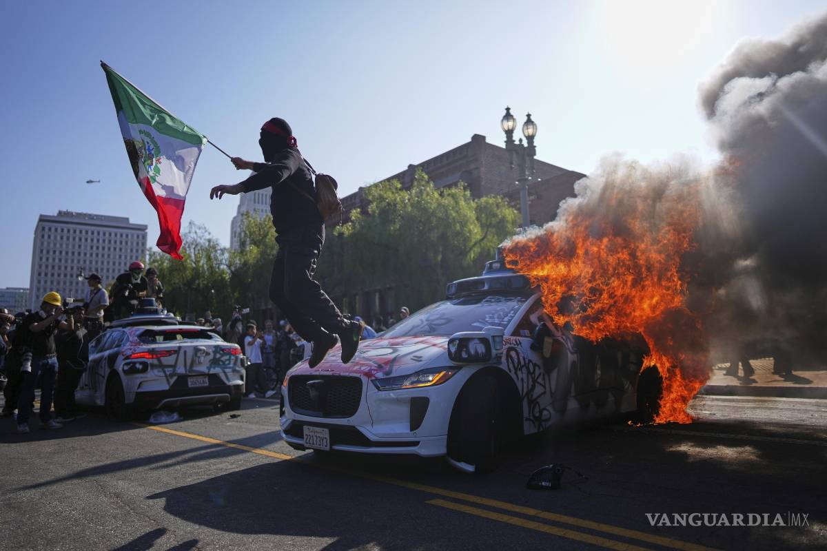 $!Las fotos de provocadores enmascarados ondeando banderas mexicanas sobre taxis Waymo en llamas se difundieron por las redes sociales conservadoras.