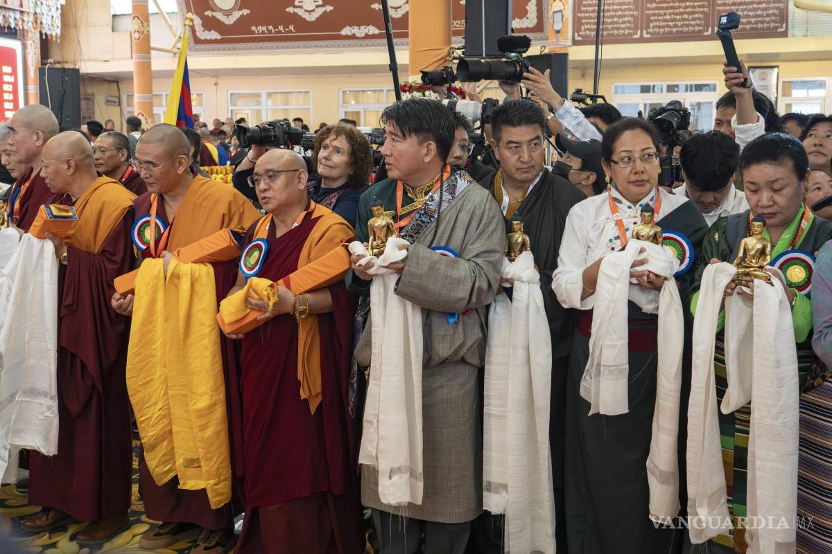 $!Devotos llevan ofrendas ceremoniales para el líder espiritual tibetano, el Dalai Lama, mientras celebran su 90mo cumpleaños.