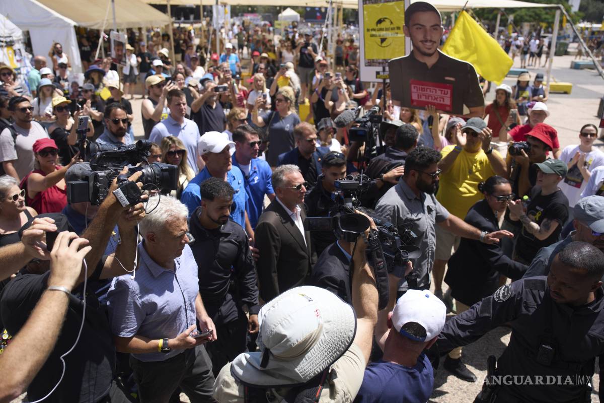 $!Steve Witkoff, llega para reunirse con las familias de los rehenes cautivos en la Franja de Gaza, en la plaza conocida como la Plaza de los Rehenes en Tel Aviv.