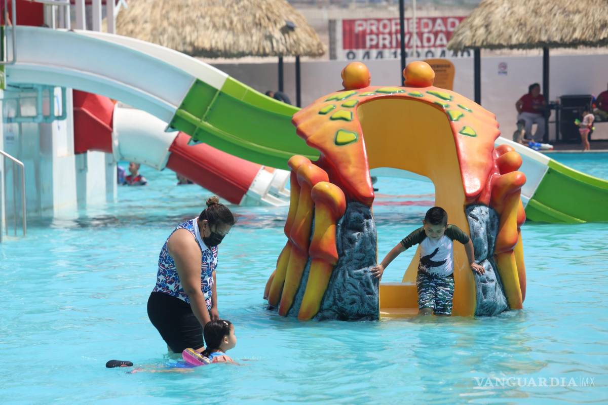 $!Las albercas lucieron llenas durante el fin de semana, gracias a las altas temperaturas y el inicio de la Semana Santa.