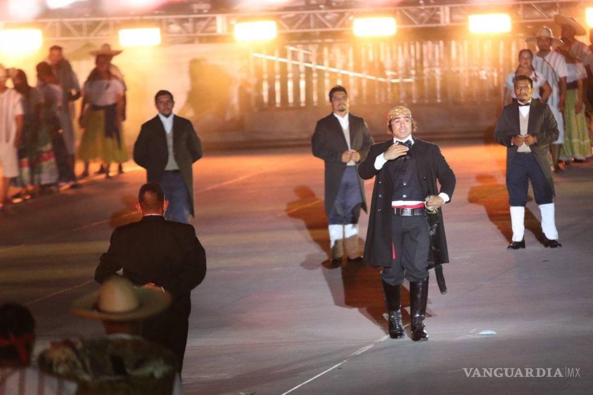 $!Con un espectáculo multidisciplinario que incluyo actuación, luces, sonido, juegos pirotécnicos y baile se realizó en el Zócalo, La Grandeza de México, como parte de los festejos de los 200 años de la Independencia de México. Cuartoscuro/Moisés Pablo