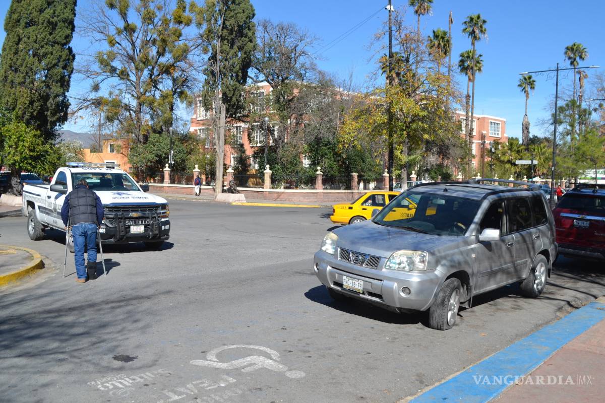 $!Por baja de glucosa choca su camioneta en Alameda de Saltillo