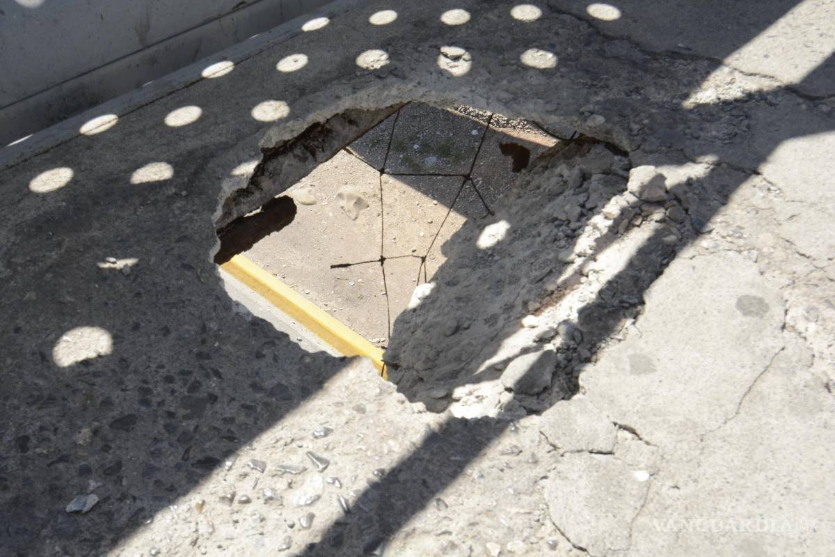 $!Un enorme hoyo pone en riesgo la vida de los transeúntes.