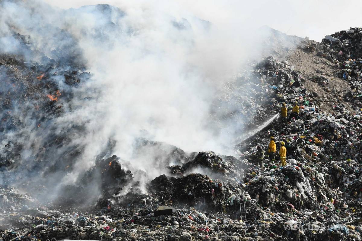 $!Bomberos liquidando incendio en el Relleno Sanitario de Saltillo por la tarde del 14 de junio.