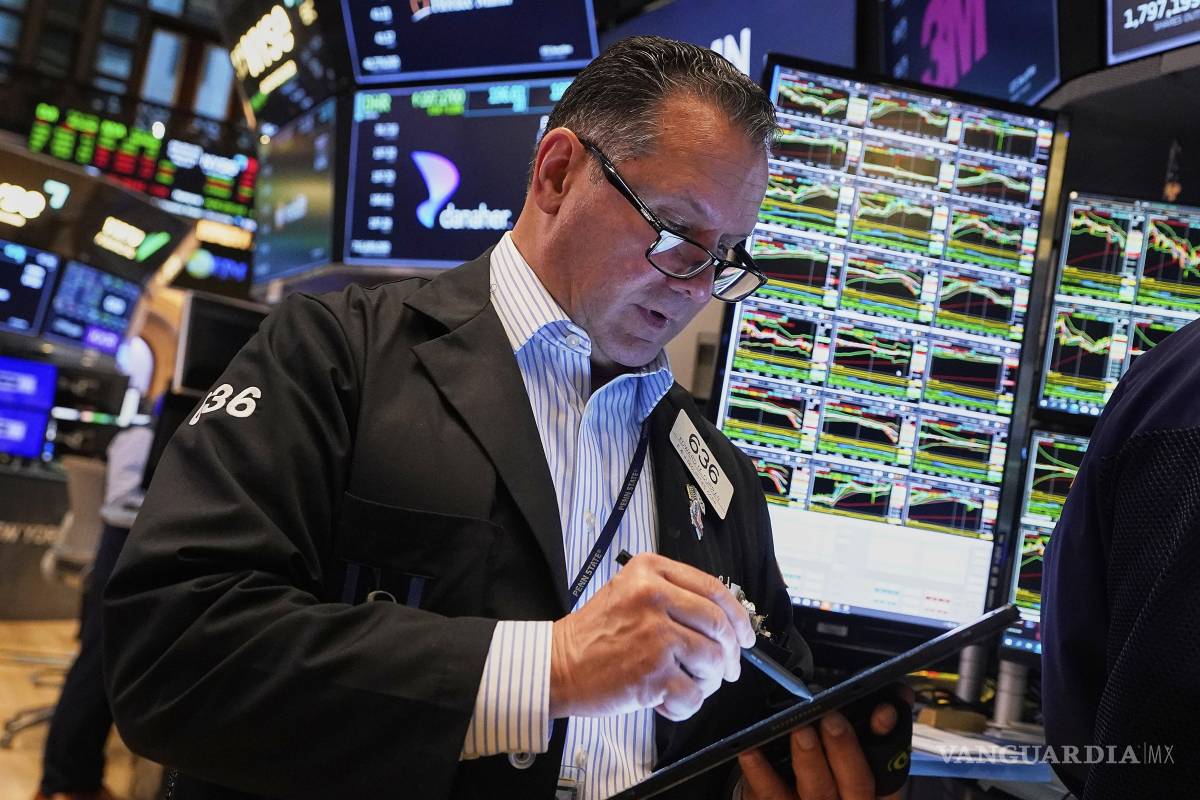 El dólar enfrenta presión tras salida de Estados Unidos de la AAA