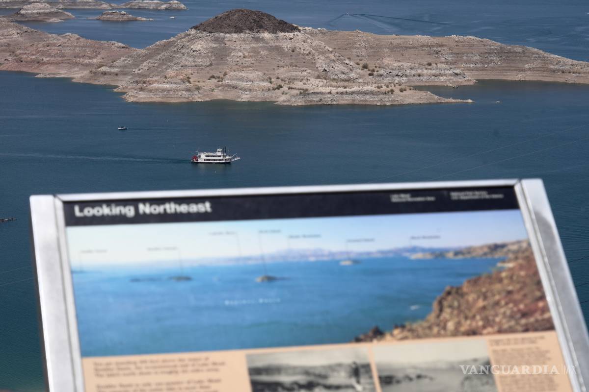 $!Una embarcación de ruedas de paletas pasa junto a una isla que alguna vez estuvo casi sumergida en el lago Mead cerca de Boulder City, Nevada.