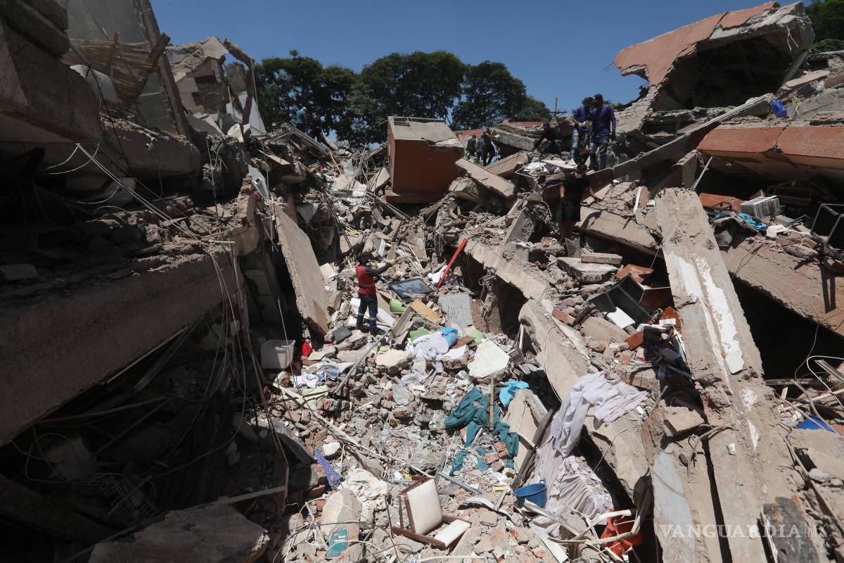 $!Equipos de rescate y residentes buscan entre los escombros tras el terremoto que sacudió Cali, Colombia.