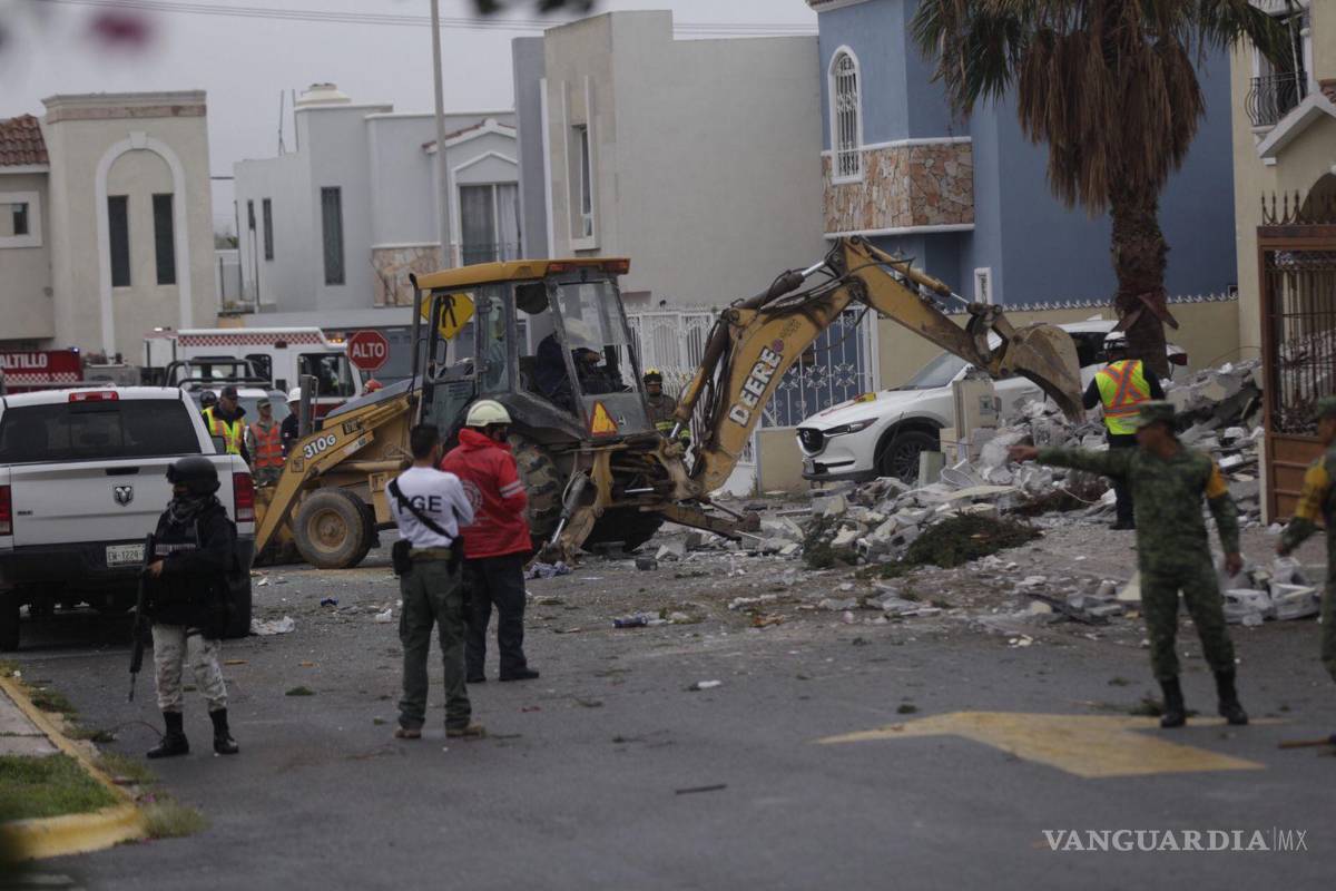 $!Una retroexcavadora comenzó los trabajos de remoción de escombros.