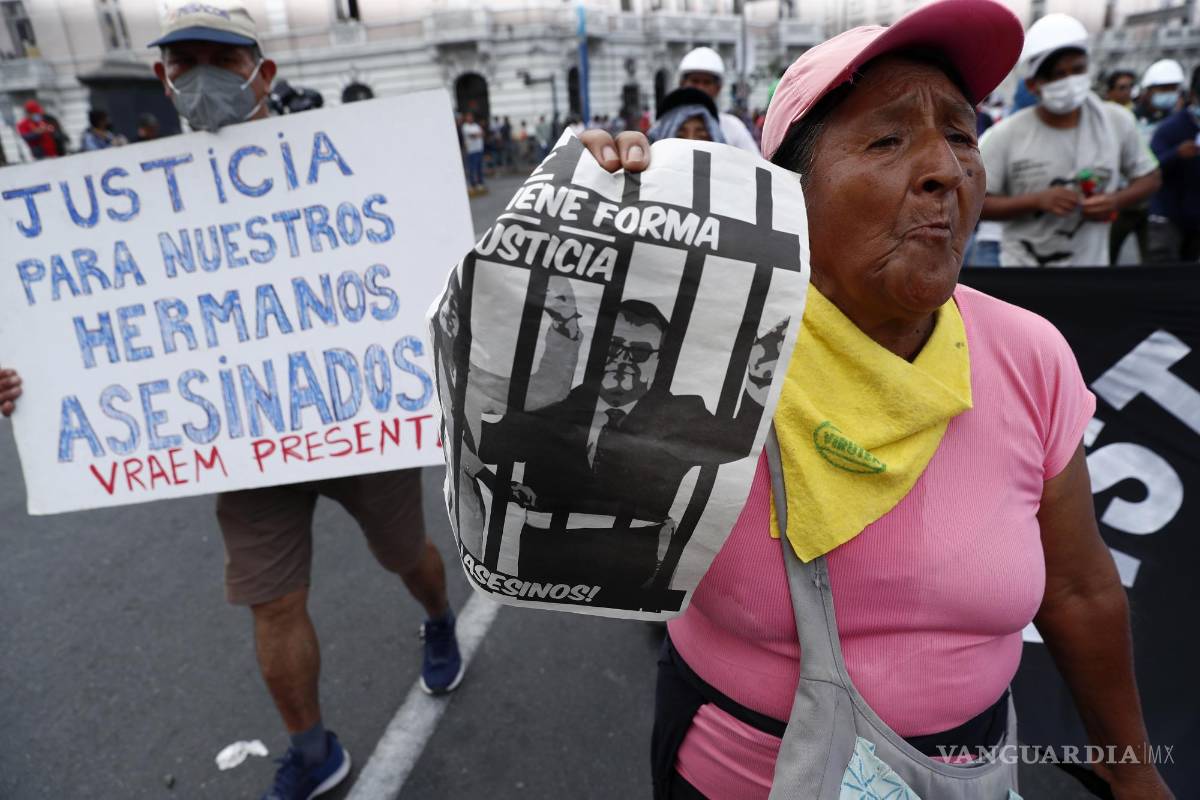 $!Con un cartel que pide justicia por los hermanos asesinados, manifestantes opositores viajaron a la capital para marchar contra la presidenta peruana.