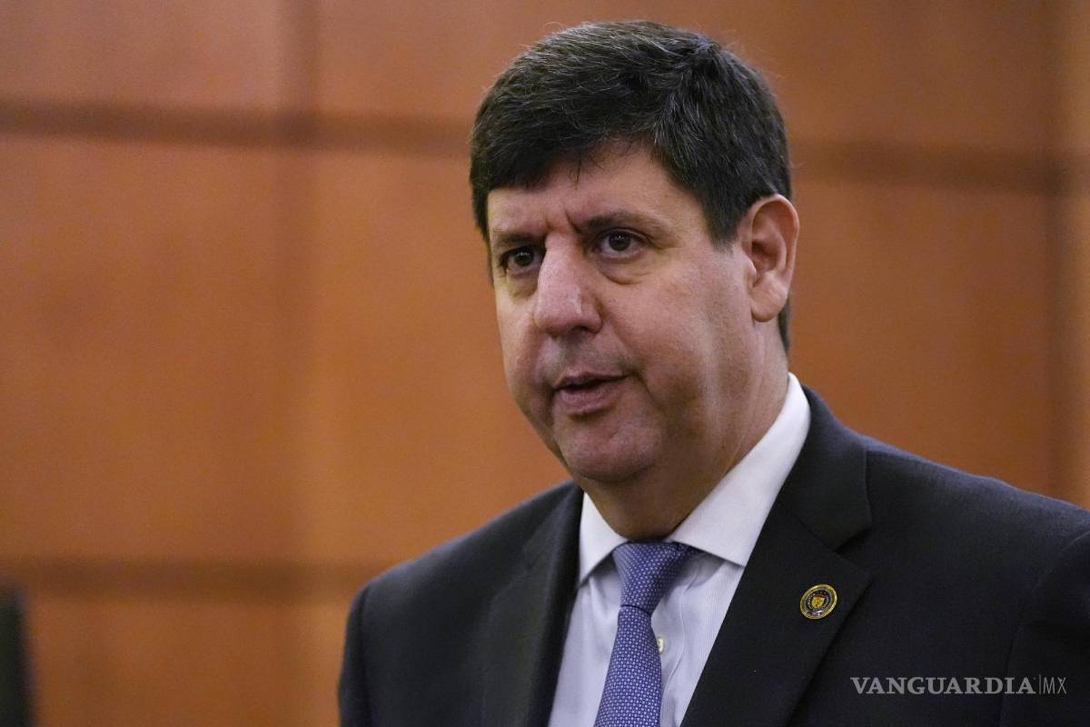 $!Steven Dettelbach charló este sábado con afectados por el tiroteo de octubre del 2023 en Lewiston, Maine.