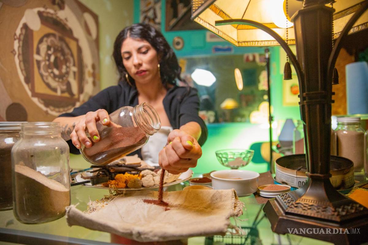 Lorena Peña utiliza la tierra como materia prima