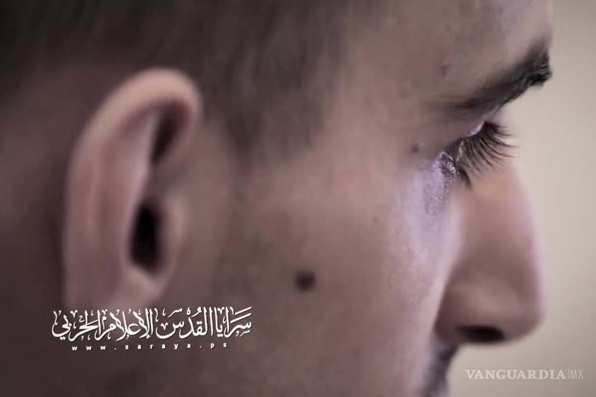 $!El rehén israelí Rom Braslavsky mientras es filmado por sus captores en un lugar no revelado de la Franja de Gaza.