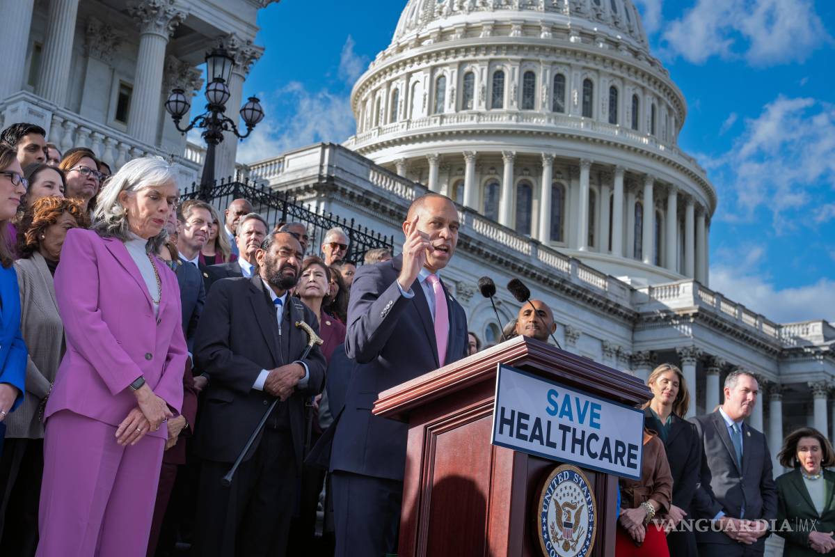 $!El líder de la minoría demócrata en la Cámara de Representantes, Hakeem Jeffries, habló sda un discurso antes de las votaciones para poner fin al cierre del gobierno.
