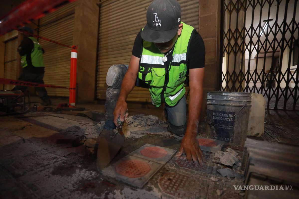 Rehabilitan piso chino en calles del centro de Saltillo para seguridad de peatones y atractivo urbano