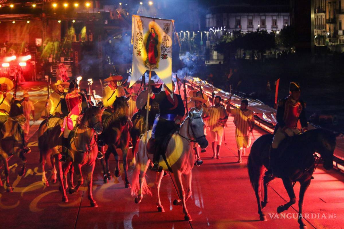 $!Con un espectáculo multidisciplinario que incluyo actuación, luces, sonido, juegos pirotécnicos y baile se realizó en el Zócalo, La Grandeza de México, como parte de los festejos de los 200 años de la Independencia de México. Cuartoscuro/Moisés Pablo