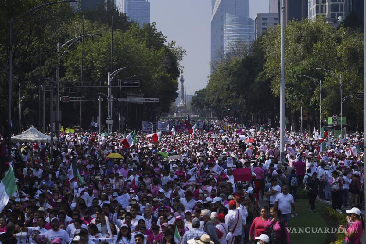 $!Organizaciones ciudadanas marchan en apoyo al INE mientras el presidente Andrés Manuel López Obrador presiona para reformarlo, en la Ciudad de México.