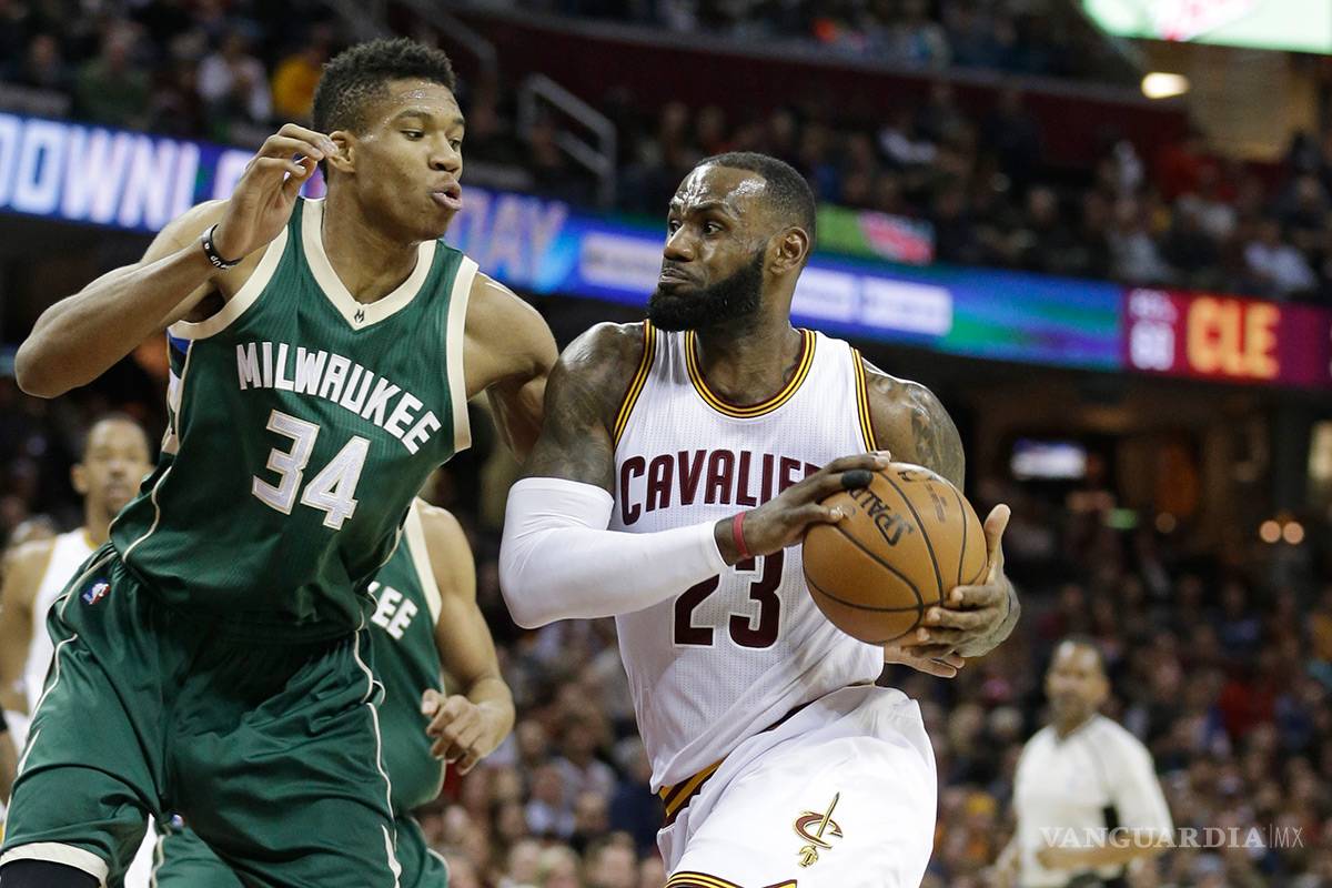 Cavaliers vencen a Bucks y LeBron sigue haciendo historia