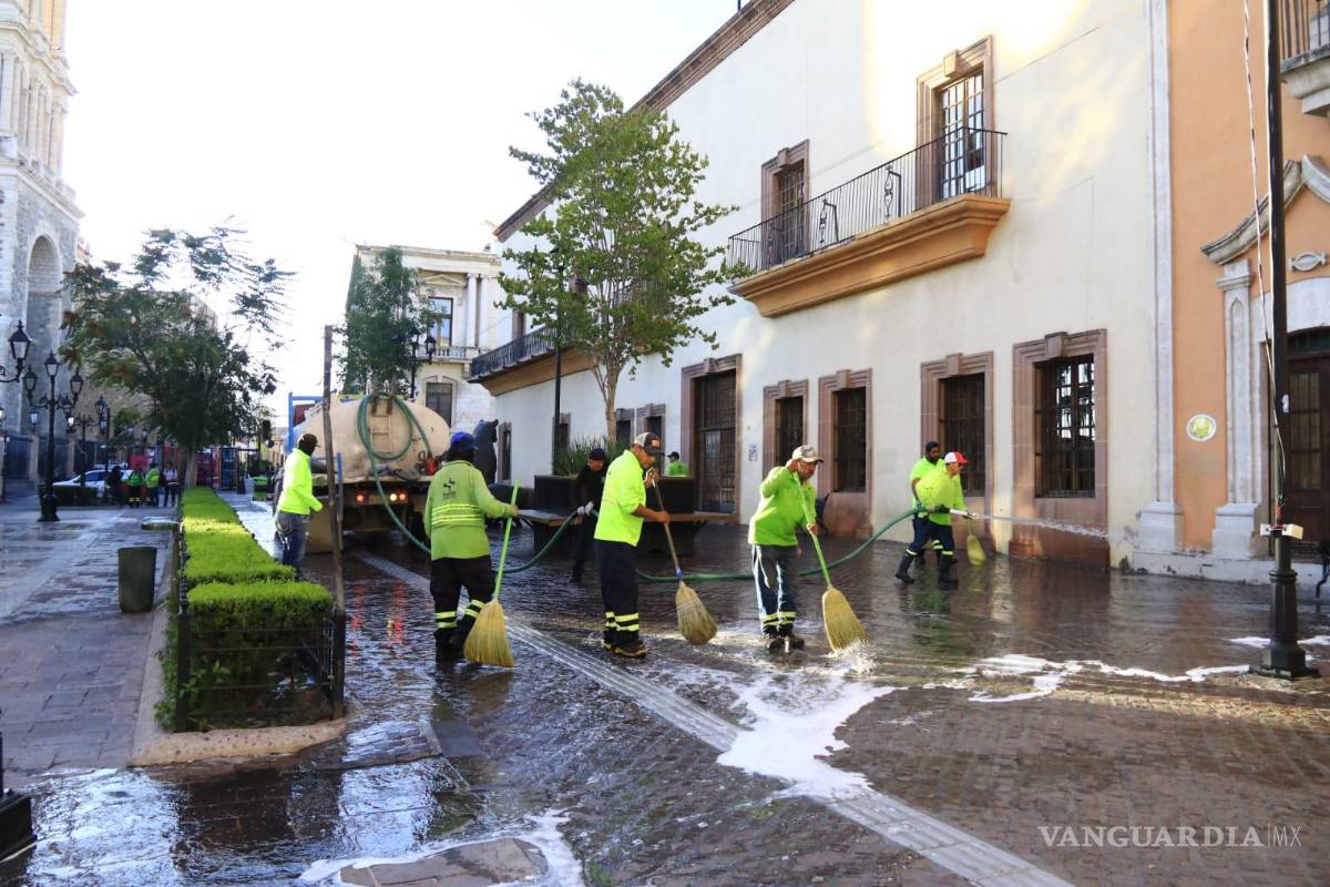 $!El lavado de calles y banquetas permitió restablecer la limpieza en puntos emblemáticos del Centro Histórico.