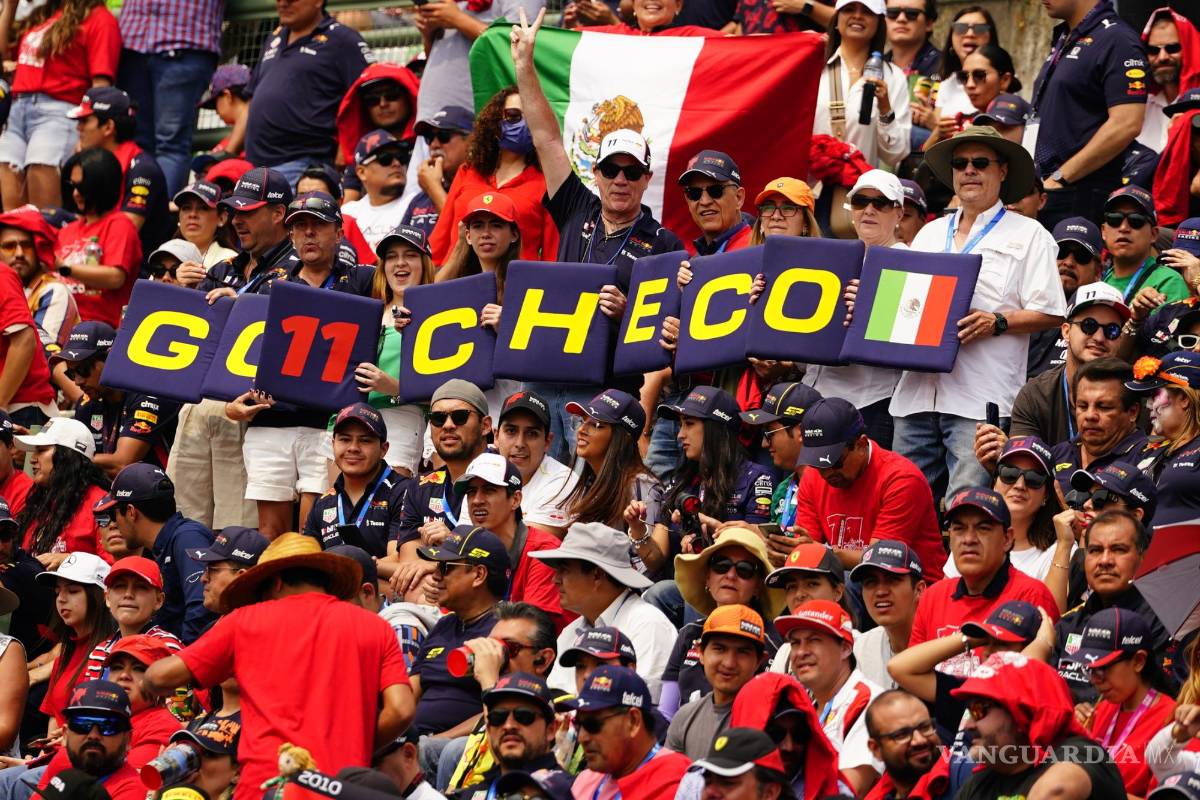 $!Aficionados con una pancarta del mexicano Checo previo al Gran Premio de Fórmula Uno de Ciudad de México en el Autódromo Hermanos Rodríguez.