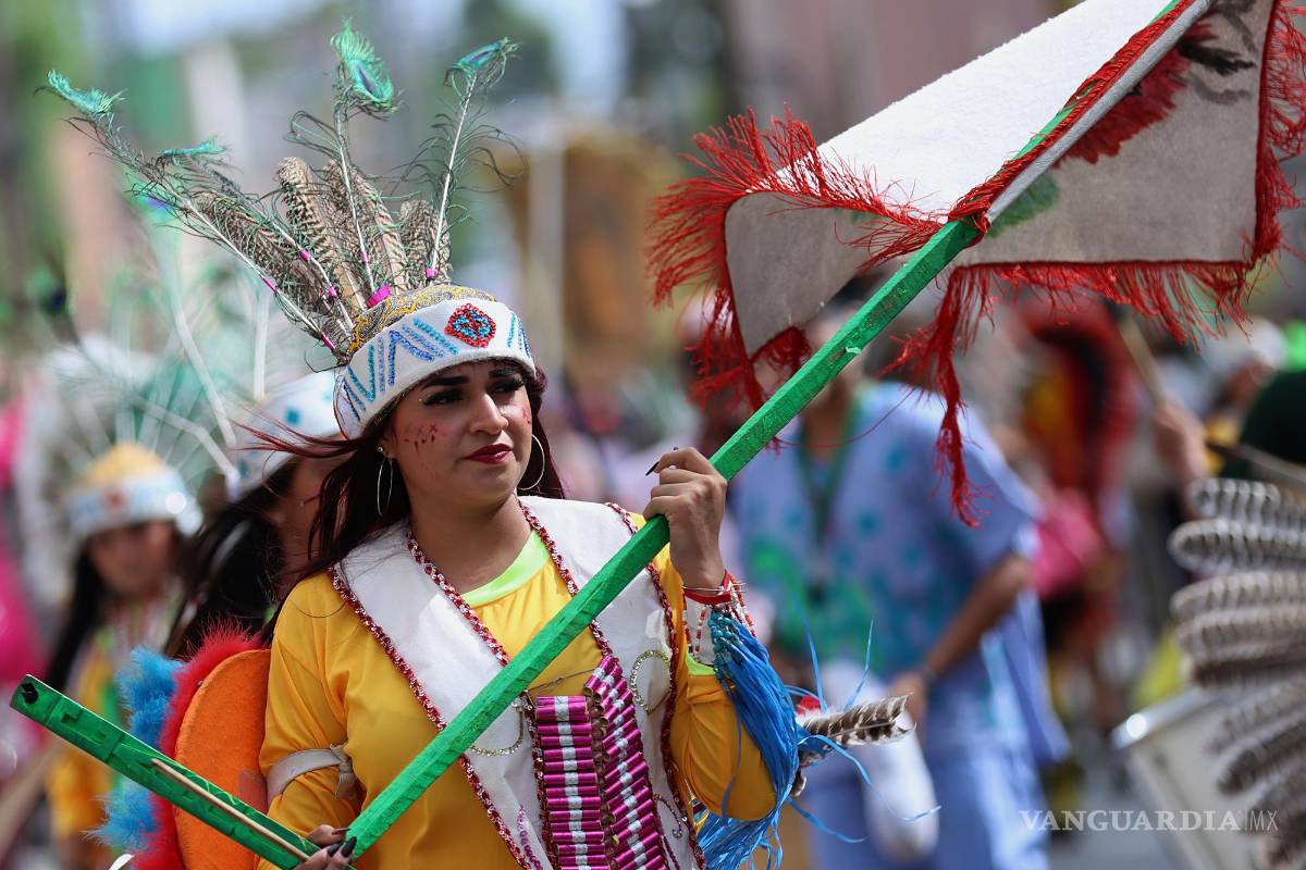 $!Artistas participan en la celebración de la Fiesta Internacional de las Artes Saltillo 445 danzando cerca a la Parroquia del Ojo de Agua Saltillo, Coahuila (México).