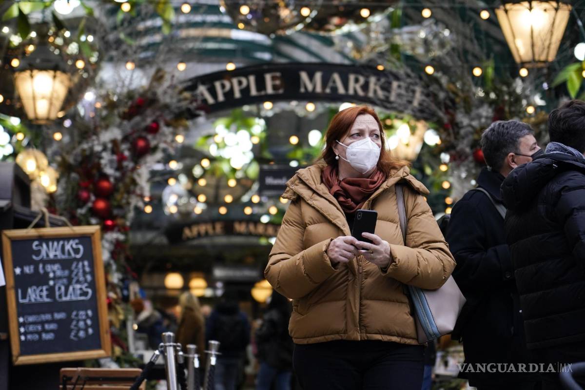 Ola de contagios por la variante ómicron provoca temores de nuevas restricciones en Reino Unido